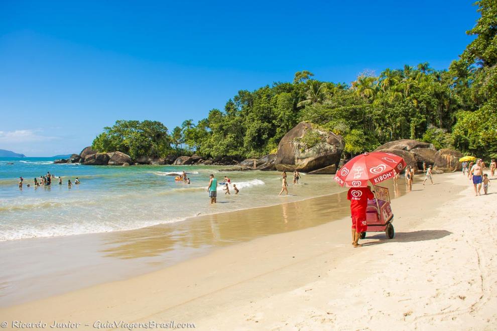 Imagem de um carrinho de sorvete passando pela Praia do Félix em Ubatuba.